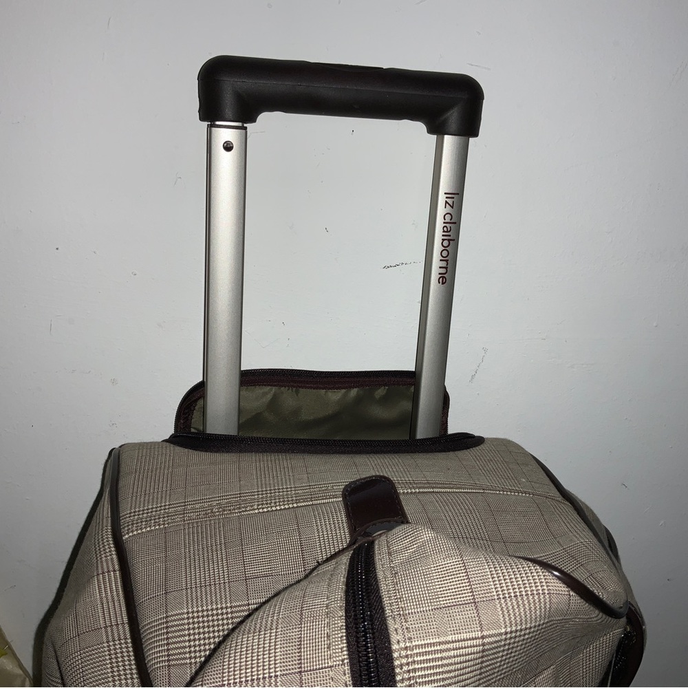 Liz Clairborne O hara series wheeled travel hand duffel luggage. Weekender. New. - Picture 6 of 8